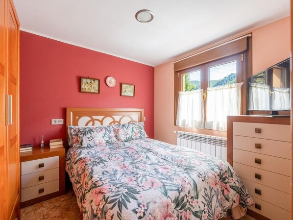 3 bedrooms, iron/ironing board, Internet, bed sheets - Casa en Campo de Caso (Caso)