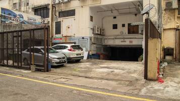 Tempat letak kenderaan sendiri percuma