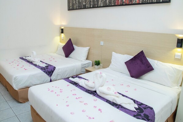 Habitación Deluxe con 2 camas individuales | Espacio para trabajar con laptop, wifi gratis y ropa de cama 