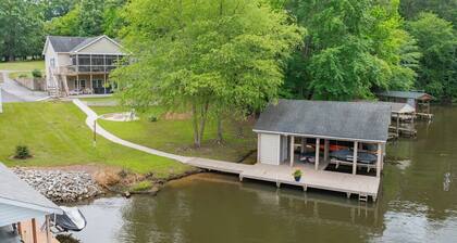 New! Family time. Hot Tub, Pool Table, Firepit, Dock, Kayaks. Screened Porch