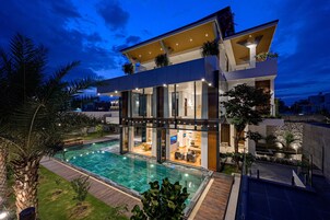 Una piscina al aire libre