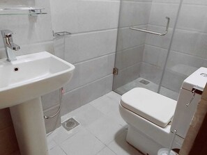 Regadera, secadora de cabello, bidet, toallas