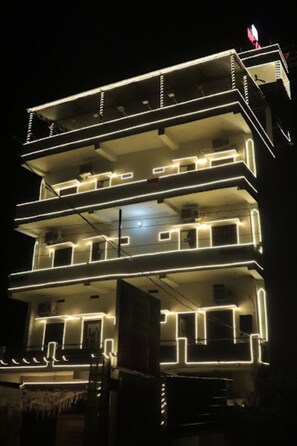 Majoituspaikan julkisivu illalla/yöllä