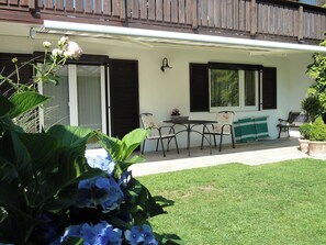 Outdoor dining - Ferienwohnung Lehmann 58 qm, Erdgeschoss, mit Terrasse und Separatem Schlafzimmer (Bad Endorf)