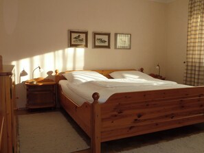 1 bedroom, bed sheets - Ferienwohnung Lehmann 58 qm, Erdgeschoss, mit Terrasse und Separatem Schlafzimmer (Bad Endorf)