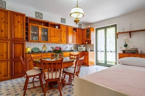 1 chambre, fer et planche à repasser, Wi-Fi, literie fournie