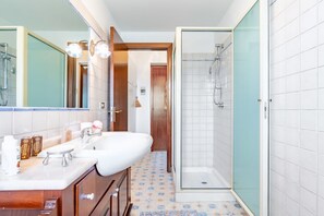 Douche, sèche-cheveux, bidet, serviettes fournies