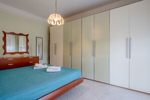 2 bedrooms, iron/ironing board, WiFi
