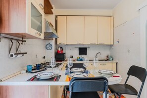 Fridge, oven, stovetop, dishwasher - La Spezia Proffiano District Roomy Flat x4 (La Spezia)