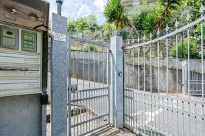 Property grounds - La Spezia Proffiano District Roomy Flat x4 (La Spezia)