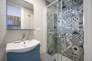 Bruser, hårtørrer, bidet, håndklæder