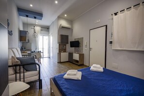Tabla de planchar con plancha y ropa de cama