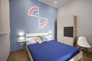 Iron/ironing board, bed sheets