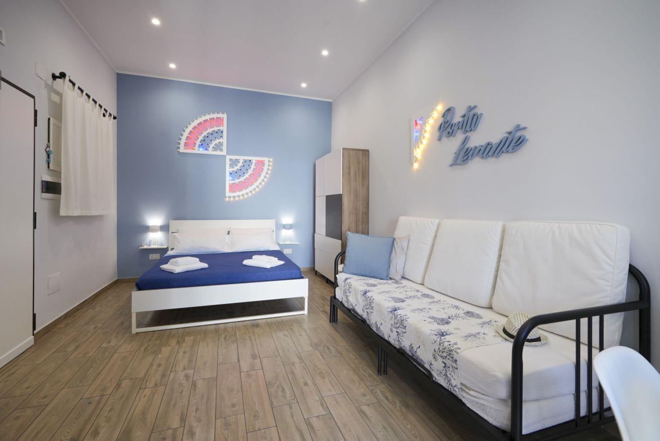 Iron/ironing board, bed sheets