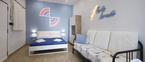 Iron/ironing board, bed sheets