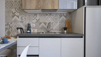 KĂŒhlschrank, Mikrowelle, Herdplatte, Kochgeschirr/Geschirr/Besteck