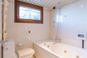 Vasca idromassaggio, asciugacapelli, bidet