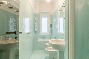 Een douche, een haardroger, een bidet