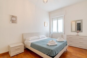 1 bedroom, iron/ironing board, WiFi, bed sheets - GuestHost - Comfortable apartmentof approximately 55 m2 capable of hosting up to 4 people and located on the raised ground floor of a lovely period building. The sea, the Castle and the historic center are located about 600 meters away and reachable from (Rapallo)