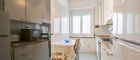 Réfrigérateur, four, plaque de cuisson