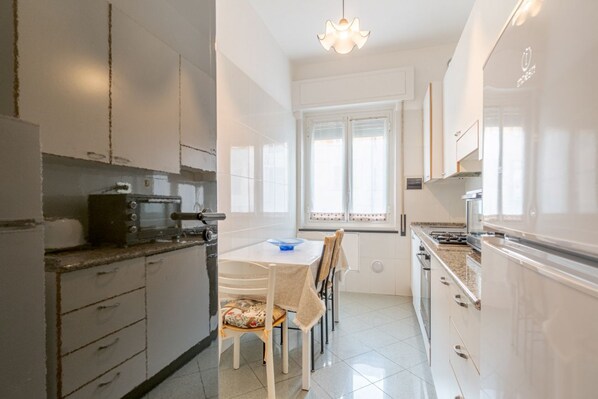 Fridge, oven, stovetop, cookware/dishes/utensils