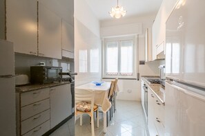 Fridge, oven, stovetop, cookware/dishes/utensils