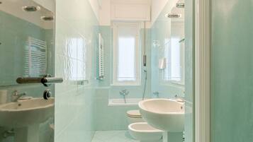 Douche, sĂšche-cheveux, bidet