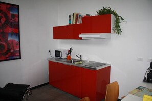 Frigorífico, placa de cocina y utensilios de cocina