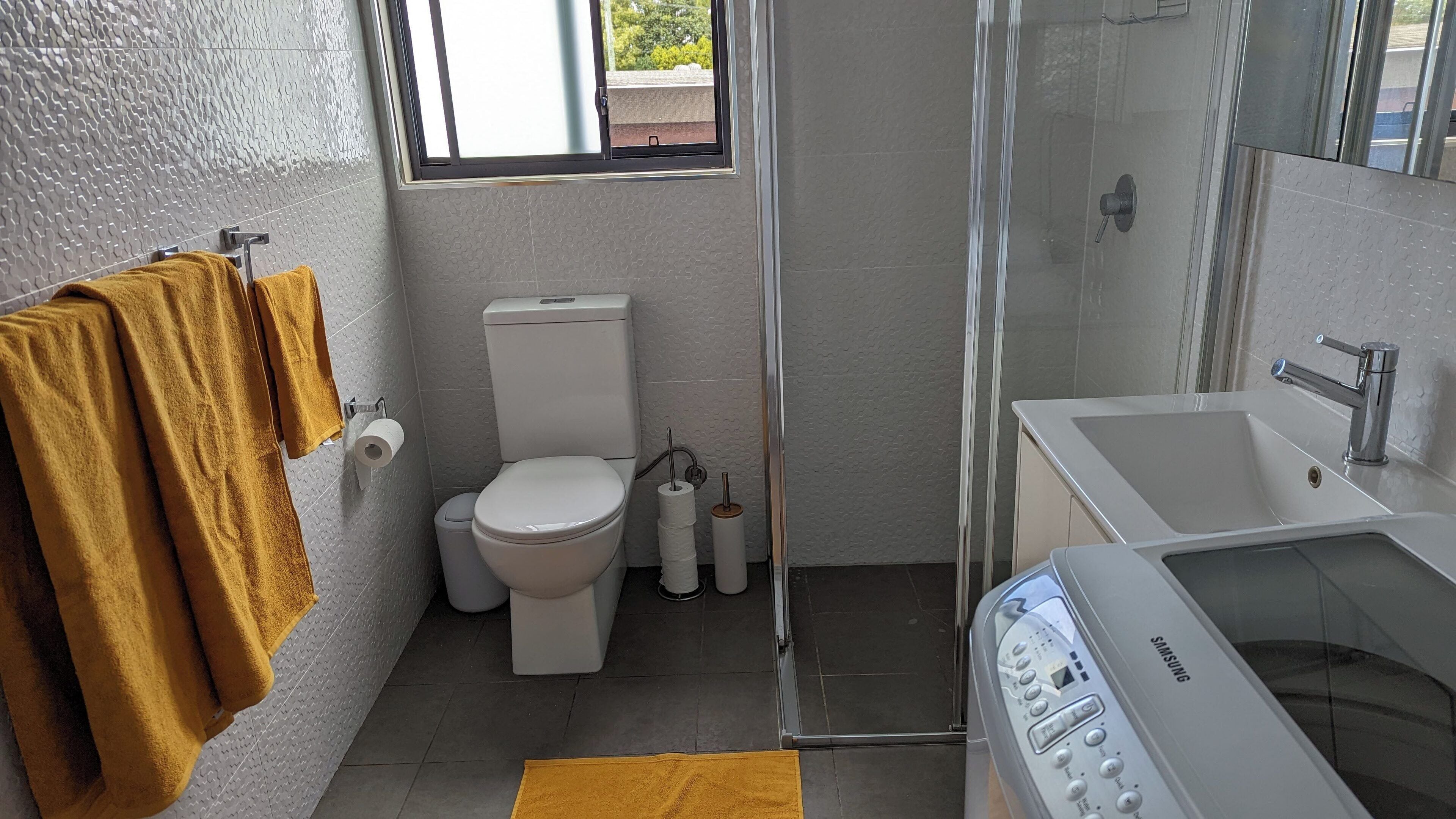 Dusj, hårføner, håndklær og såpe