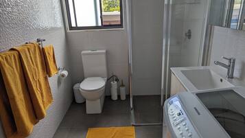 Een douche, een haardroger, handdoeken, zeep