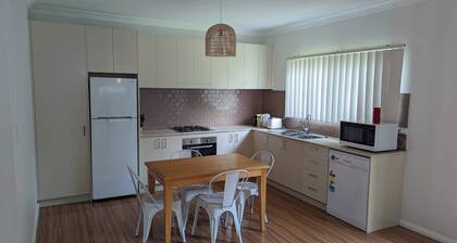 1 bedroom guesthouse near airport with private access and parking