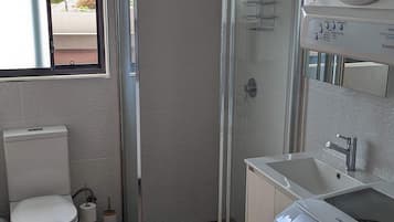 Dusj, hårføner, håndklær og såpe