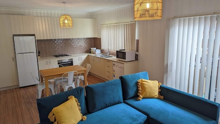 Smart TV, stereo. 1 bedroom guesthouse near airport with private access and parking