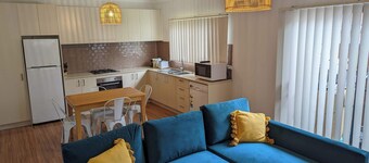 1 bedroom guesthouse near airport with private access and parking