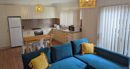 1 bedroom guesthouse near airport with private access and parking