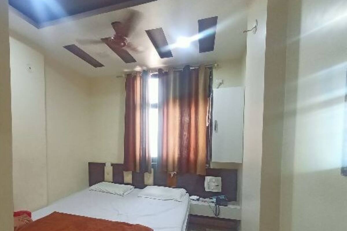 Hypo-allergenic bedding, free WiFi, bed sheets