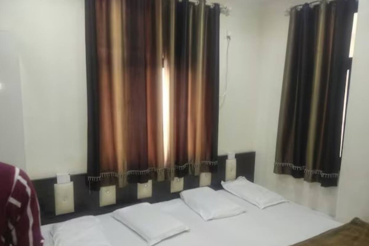 Hypo-allergenic bedding, free WiFi, bed sheets