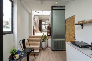 Estudio urbano, 1 cama Queen size, patio | Decoración personalizada y muebles diferentes