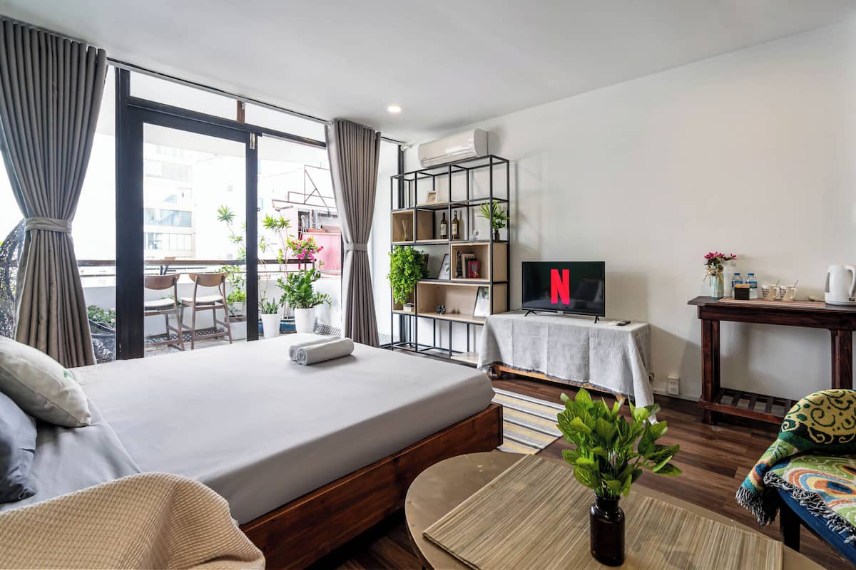 Monolocale Deluxe, non fumatori, vista città | Con stile personalizzato, con arredamento individuale, postazione laptop