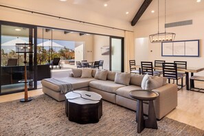 Een smart-tv en een kantoor