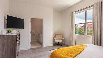 5 bedrooms, travel crib, free WiFi, bed sheets