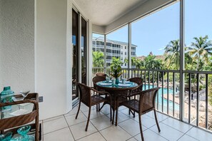 Dining - Regatta -Resort Style: 3BR/2BA -Lanai w/dining/conversational seating/pool view (Naples)