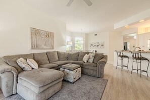 TV - Regatta -Resort Style: 3BR/2BA -Lanai w/dining/conversational seating/pool view (Naples)