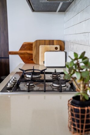 Een koelkast, een microgolfoven, een oven, een kookplaat