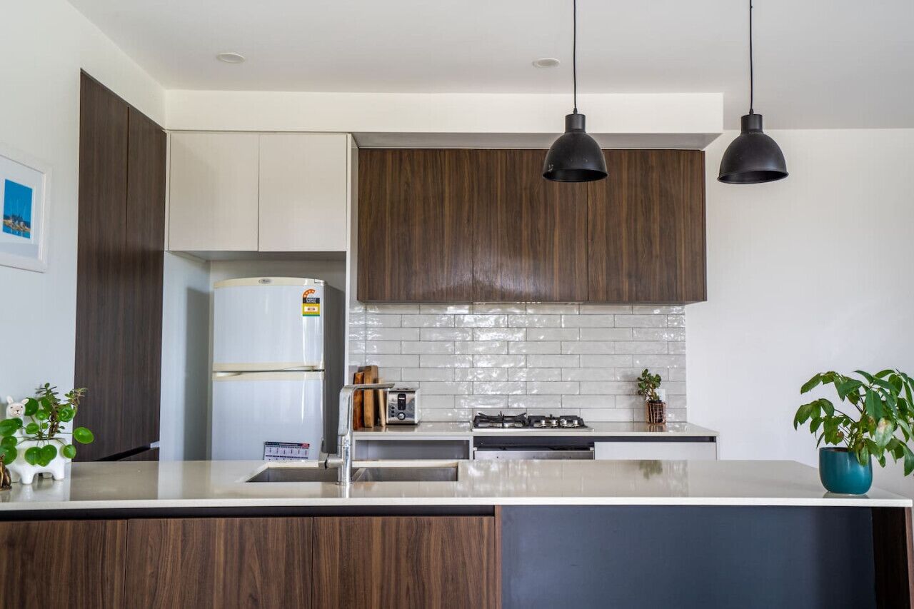 Kjøleskap, mikrobølgeovn, ovn og kokeplater