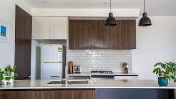 Réfrigérateur, micro-ondes, four, plaque de cuisson