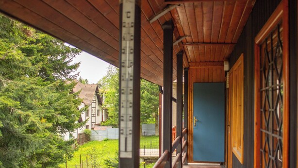 A wooden covered walkway with a metal railing, leading to a blue door. - Villa Sara in Sinaia near Peles & Gondola (Sinaia)