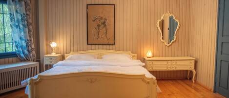 4 soverom, skrivebord, strykejern/-brett og reiseseng for barn