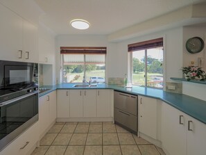 Fridge, microwave, oven, stovetop - Seaside Golf Retreat (WOORIM)