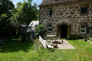 Outdoor dining - A Voir Plus Tard (Girgols)